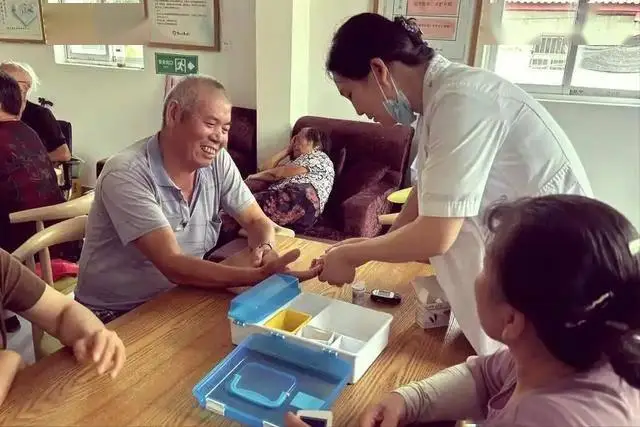 身体开始糖化,皮肤会出现4个表现!若有一个,说明你该抗糖化了
